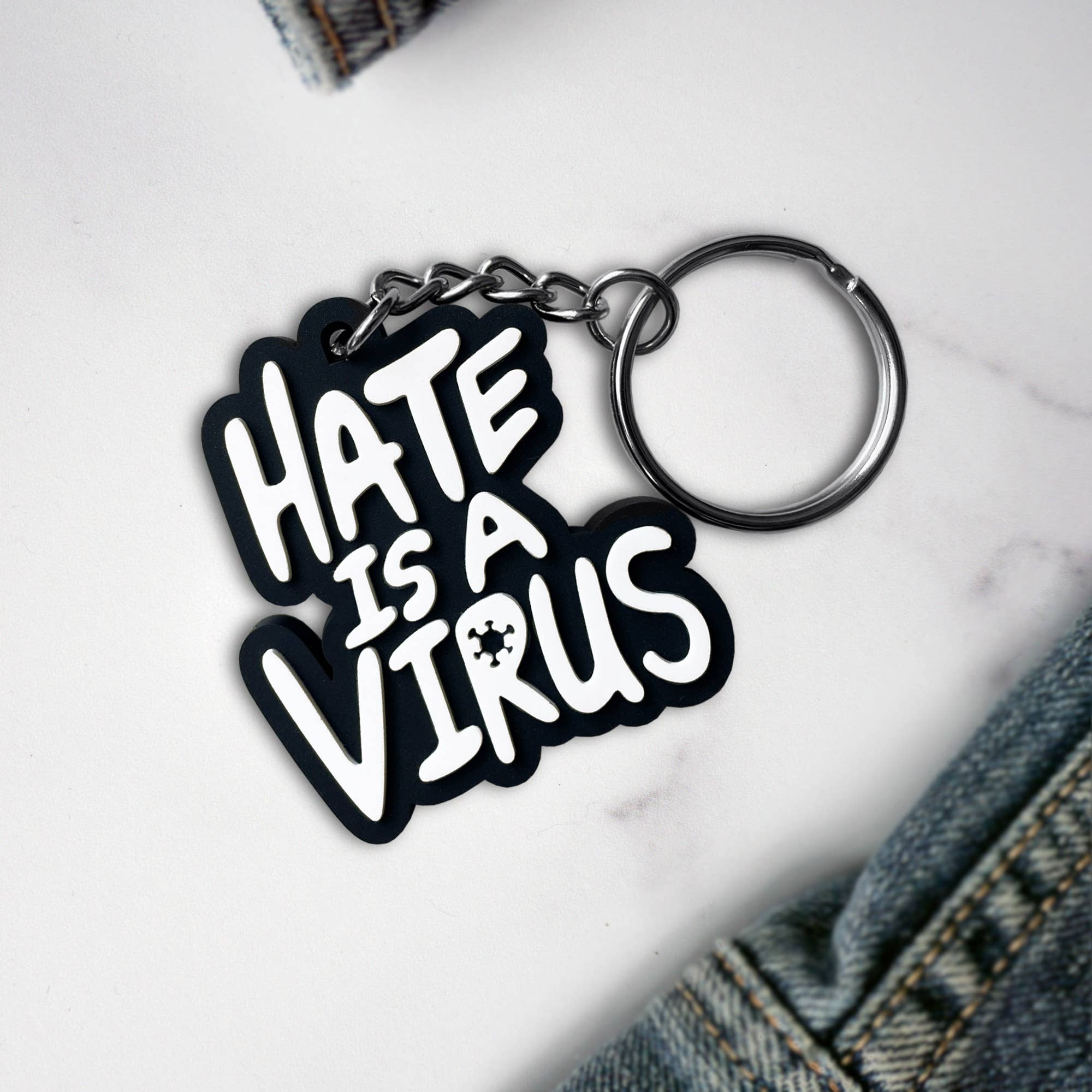 On Point Pins – Großhandel Schlüsselanhänger – Unisex – Stop Asian Hate | Hass ist ein Virus Weich-PVC-Schlüsselanhänger Charity