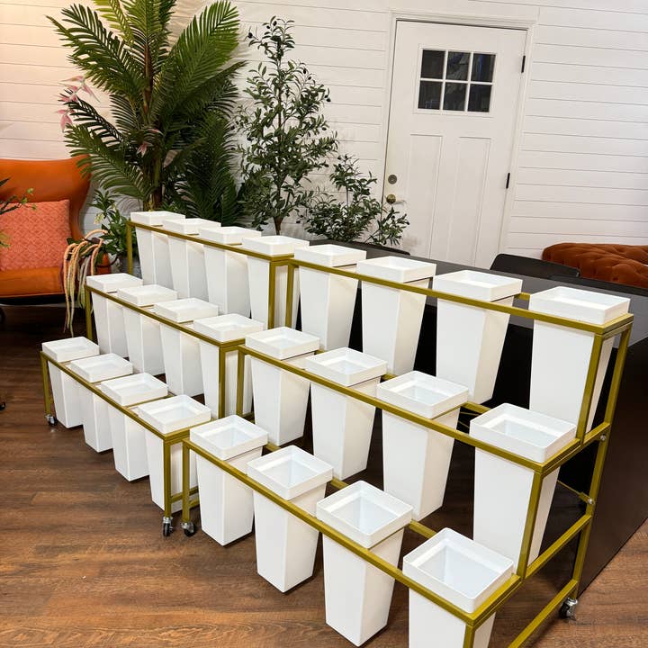 Présentoir à fleurs de qualité à 3 niveaux et 12 seaux, métal doré pour la vente par Angel Isabella