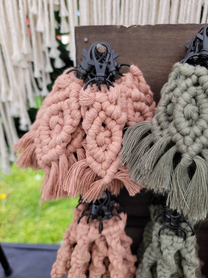Petit porte-clés en macramé pour la vente par Knotty Boho Designs