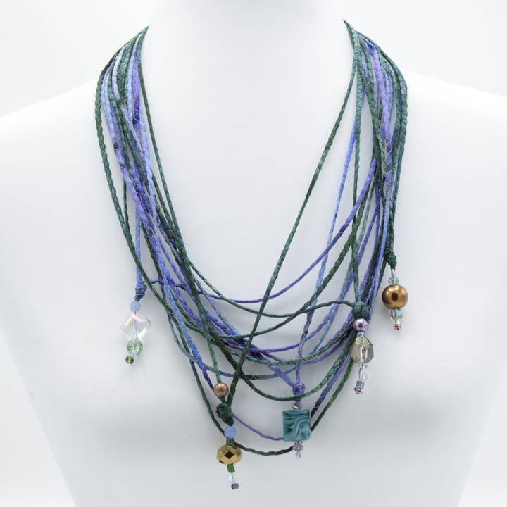Le collier Batik à perles Barb pour la vente par PauleyK