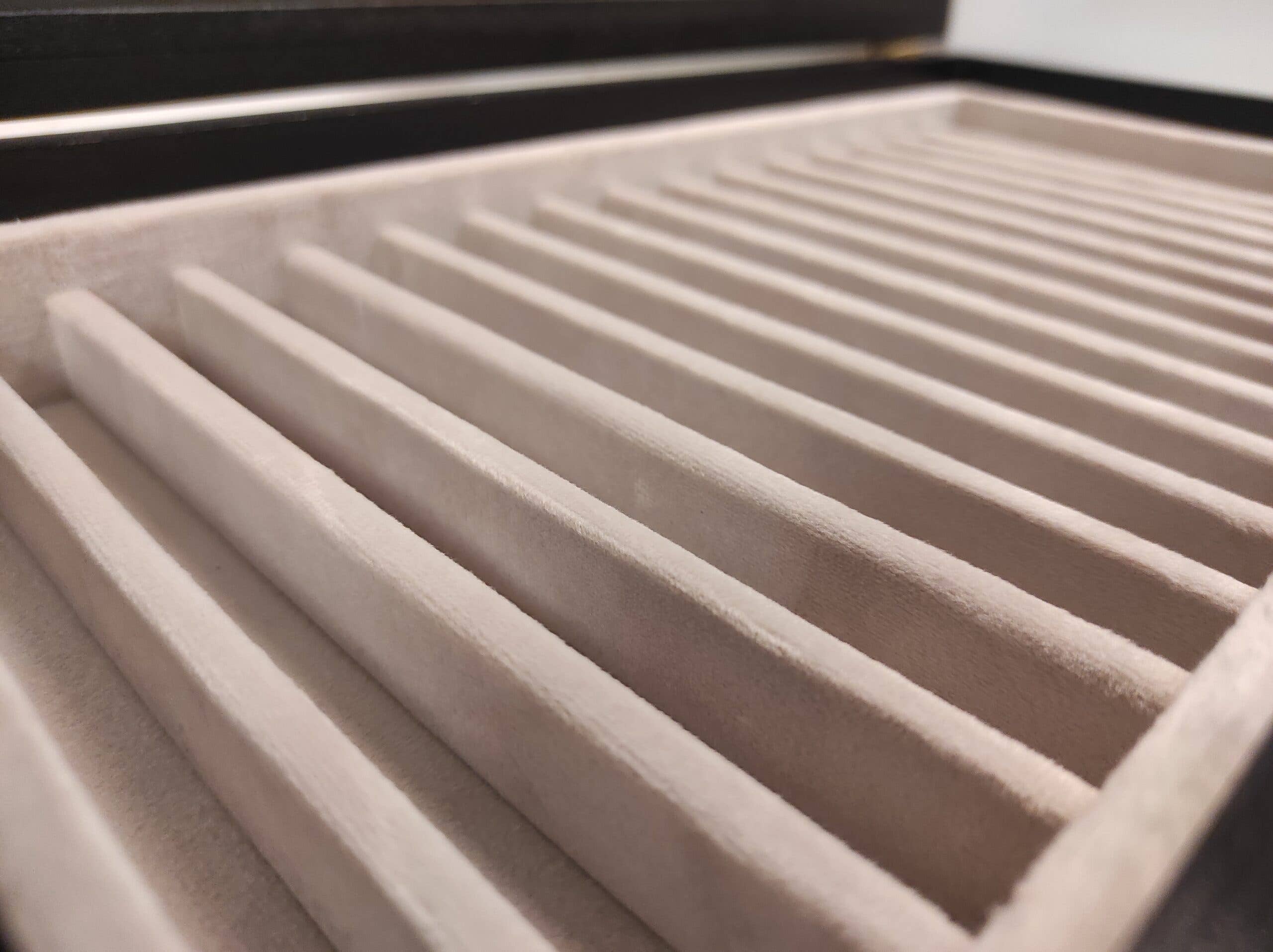 Coins&More - Wholesale Knife Storage - Wooden case for straight razors1