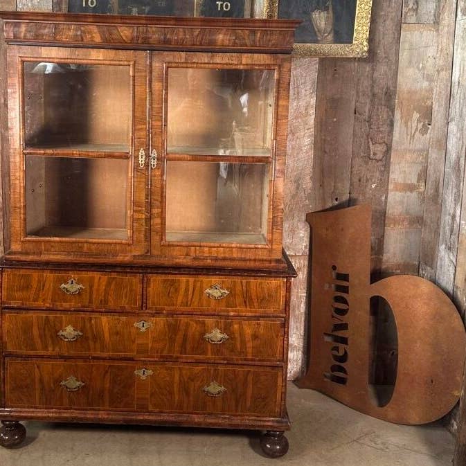 Bibliothèque en noyer de style Queen Anne, vers 1710 pour la vente par belvoir