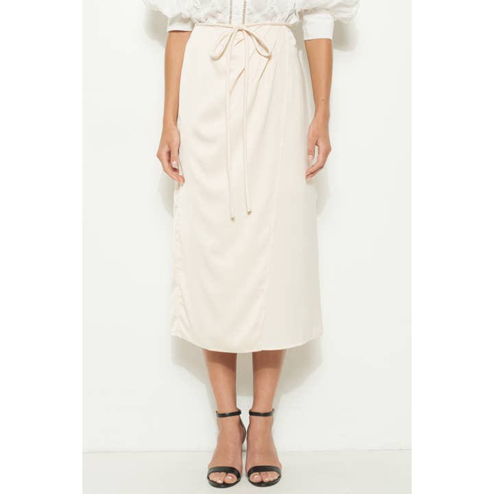 Satin højttaljet slå-om midi-nederdel med bælte for engroshandel hos INA