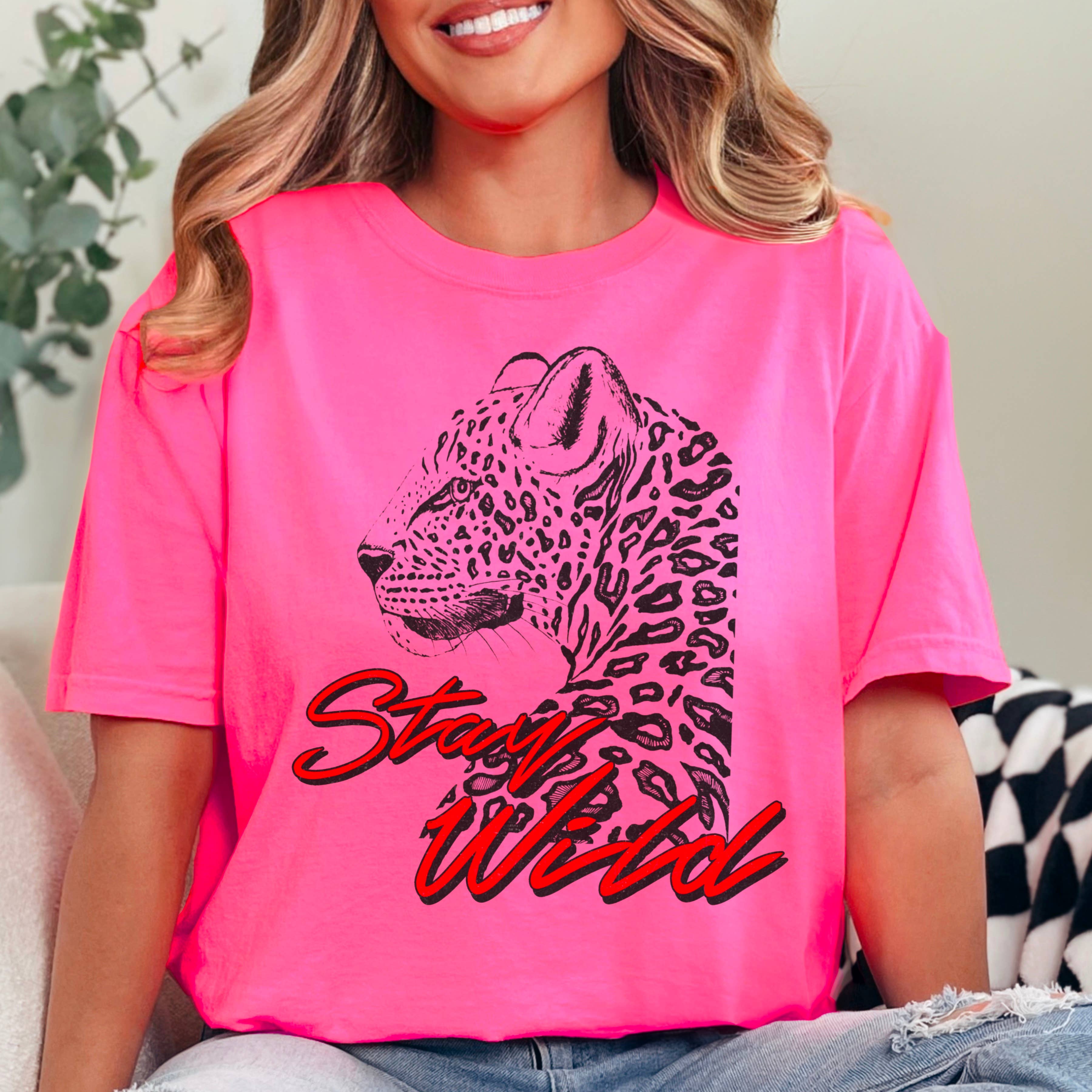 Shoppe SHC - Vendita all'ingrosso Tunica - Donna - Maglietta Grafica Retro Grunge Stay Wild | Comfort Color12