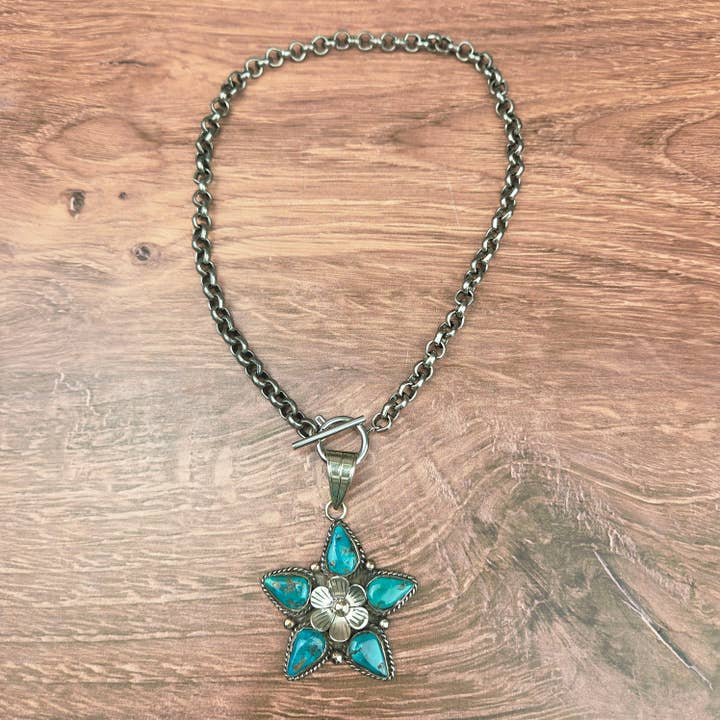 Collier Chaîne Étoile Tibétaine Fleur en Véritable Turquoise pour la vente par ZINC Designs