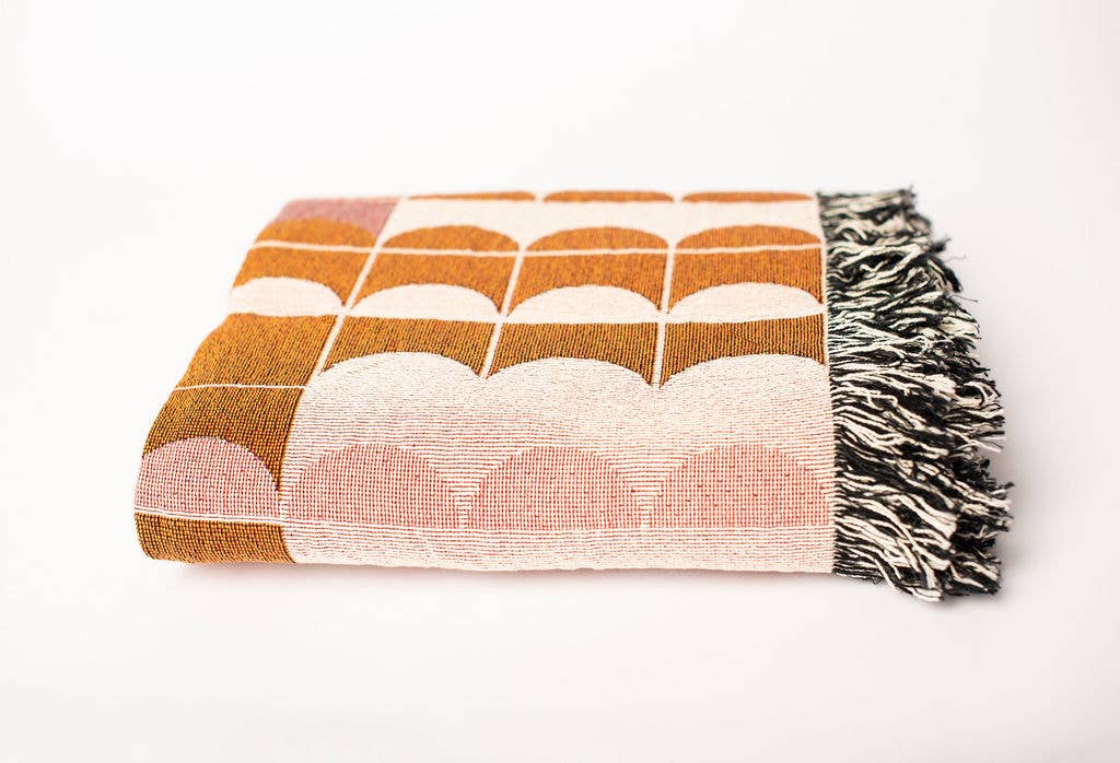 Kindly Woven - Vente Plaids - Quinn Plaid – Blush - Collaboration d'artiste – Franges – Fabriqué aux États-Unis2