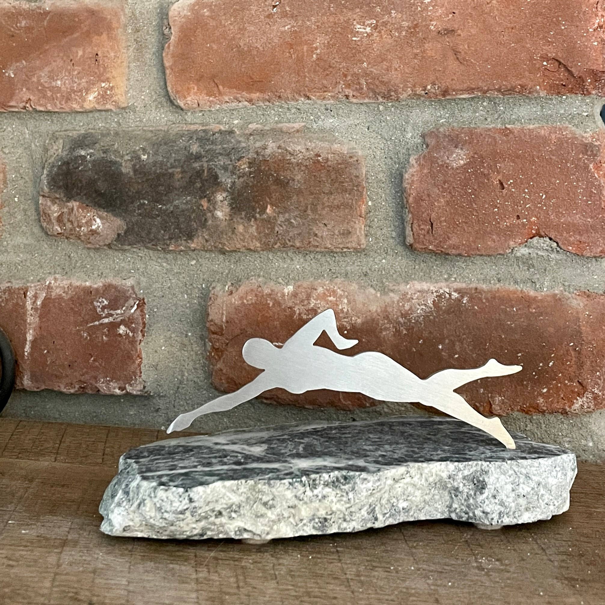 Vermont Rocks! - Vendita all'ingrosso Scultura - Scultura nuotatrice in pietra e acciaio inossidabile. Questi potrebbero essere trofei o un'ispirazione visiva per continuare a nuotare. Vermont Rocks!2