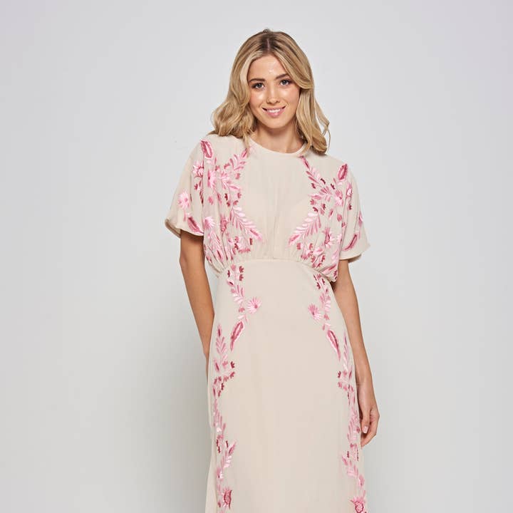 Robe longue brodée florale en coquille de Sienne pour la vente par Frock & Frill