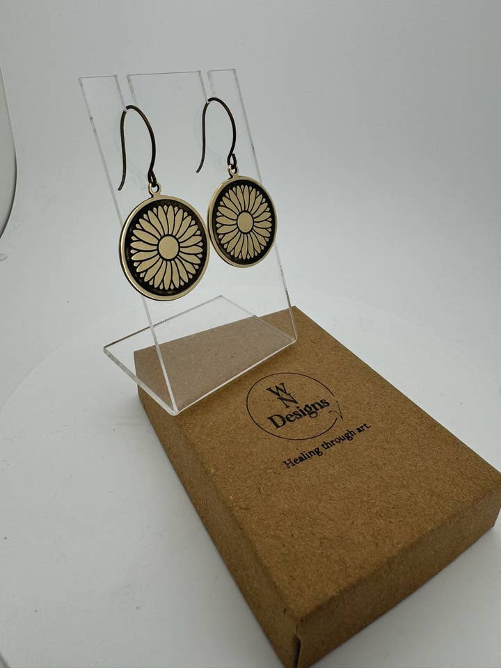 Pendientes con forma de margarita de latón grabado para mujer para venta al por mayor de WNDesigns