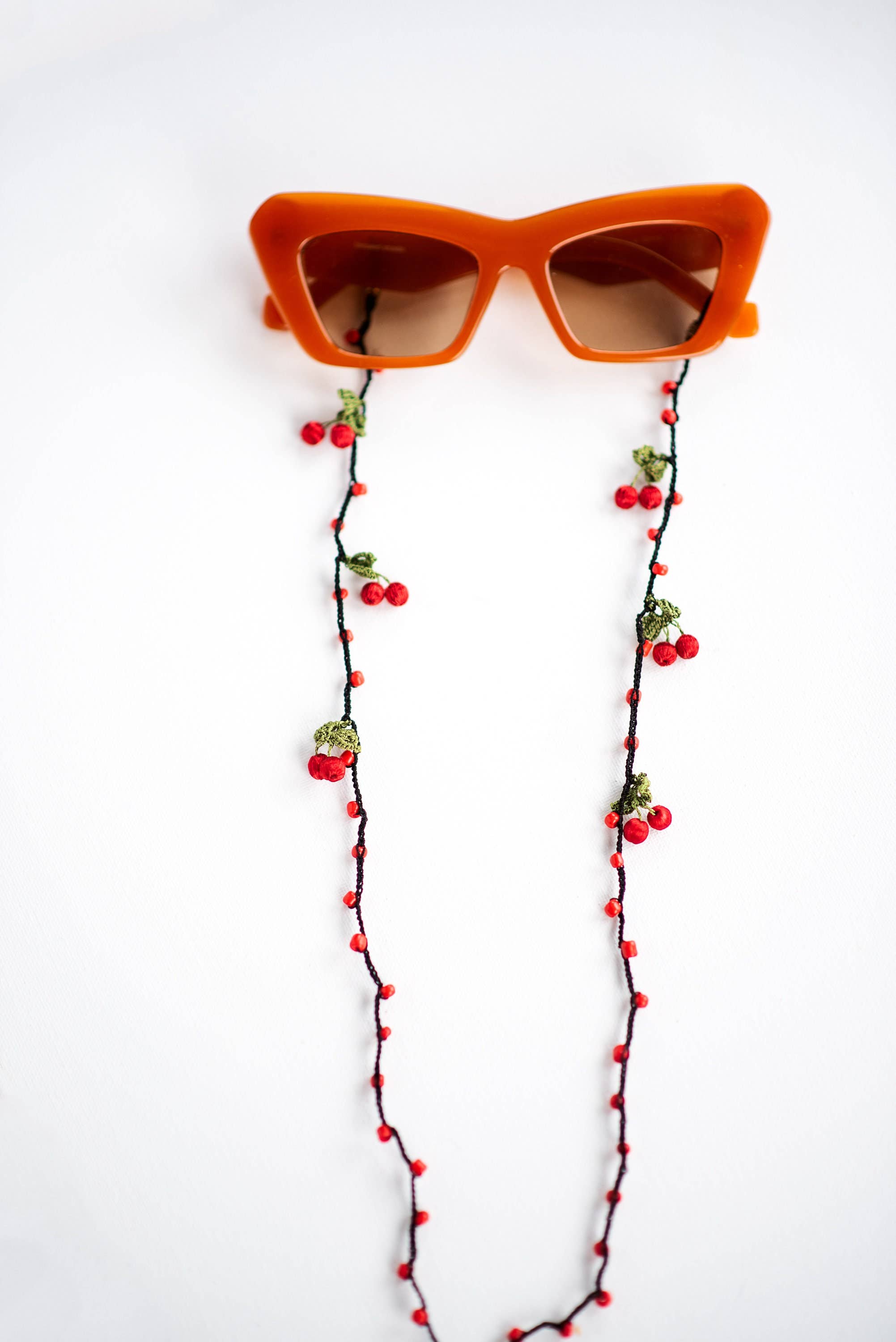 Hemsin Atelier – wholesale Solglasögon-/glasögonrem - Dam – Glasband med röda körsbär i seed beads8