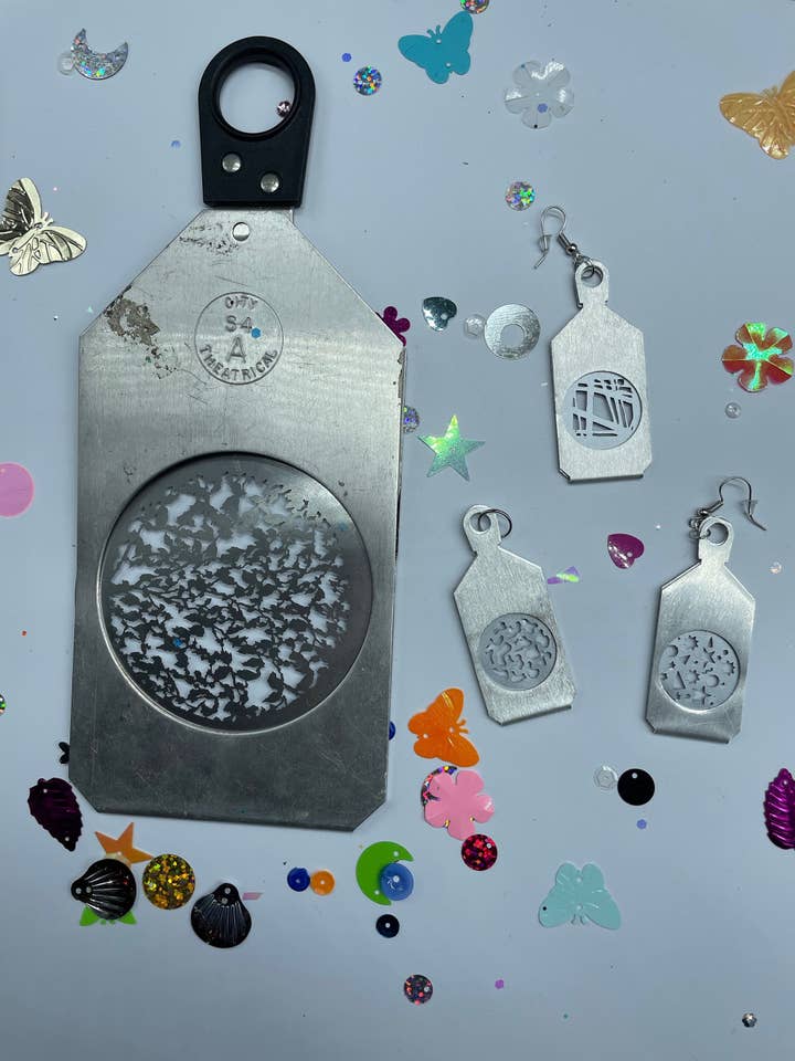 ¡Pendientes con soporte para plantillas de iluminación en miniatura! ¡Disponible en 34 gobos diferentes! ¡Pendientes de teatro! para venta al por mayor de R59Creates
