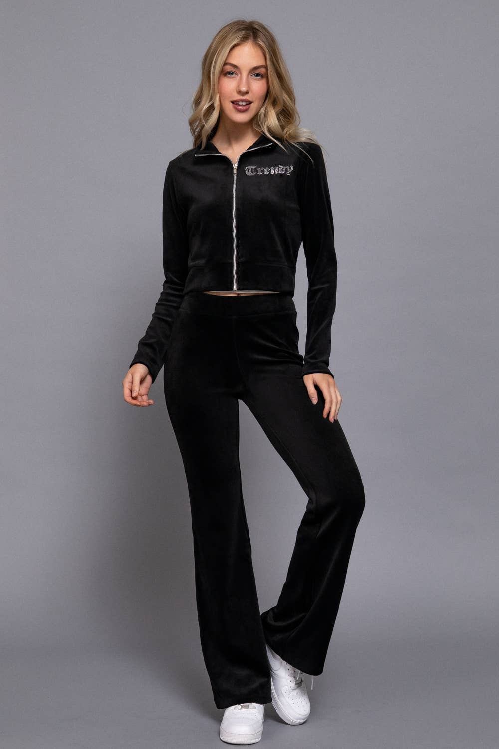 Active Basic | Active USA – Engroshandel Loungesæt - Dame – Mock Neck Zip Up Jakke & Rhinestone Flare Bukser Velour Sæt9