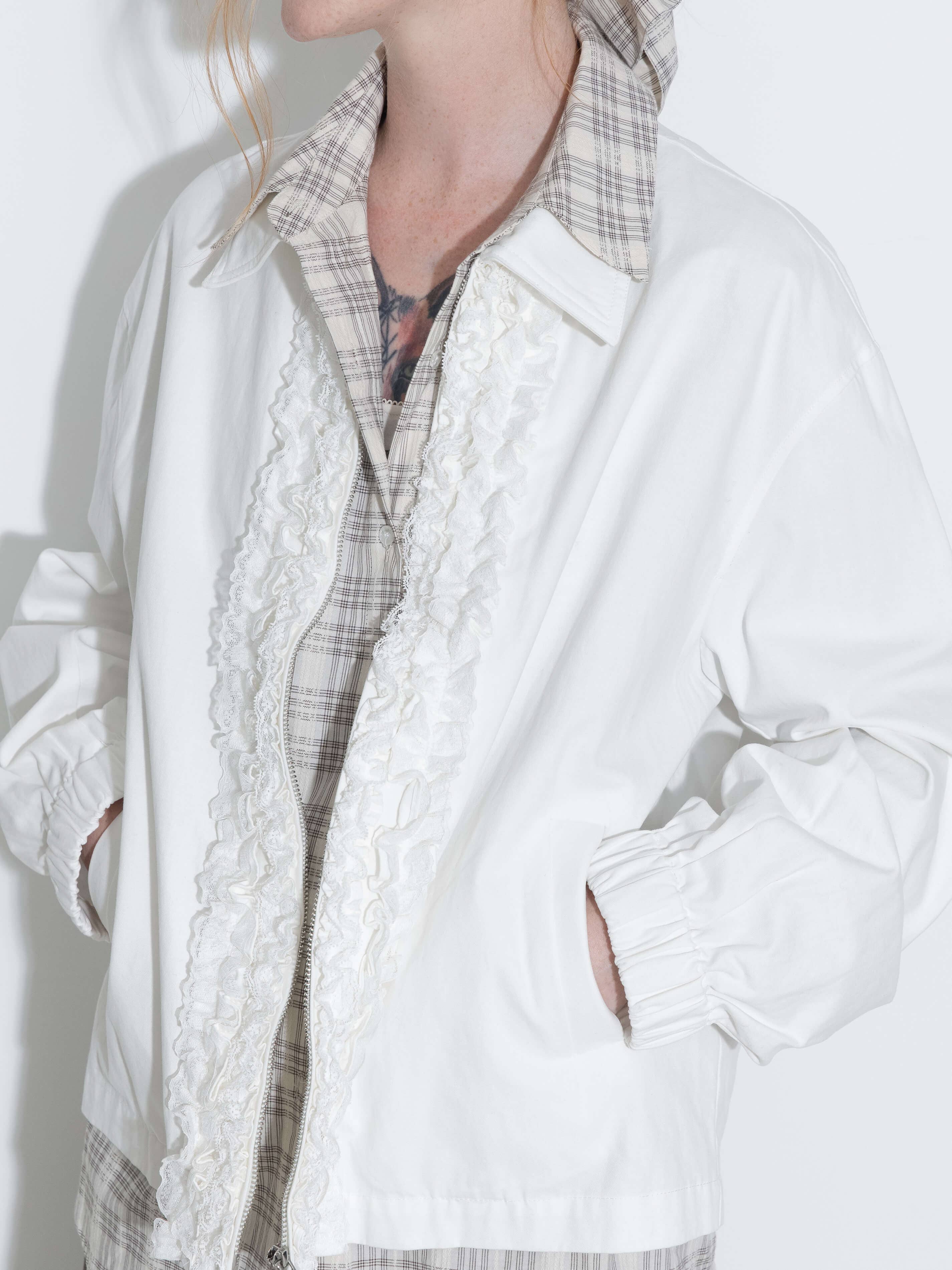 CUBIC – Engroshandel Jakke - Dame – Bomuldsjakke med flæser og lynlås samt elastiske ærmegab9