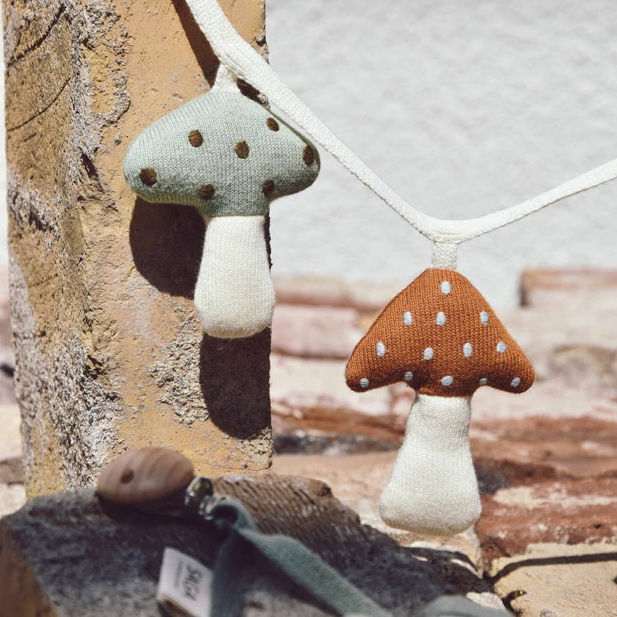 Saga Copenhagen – wholesale Babymobil – Barnvagnskedja med stickade svampar i ekologisk bomull - enkel att fästa1