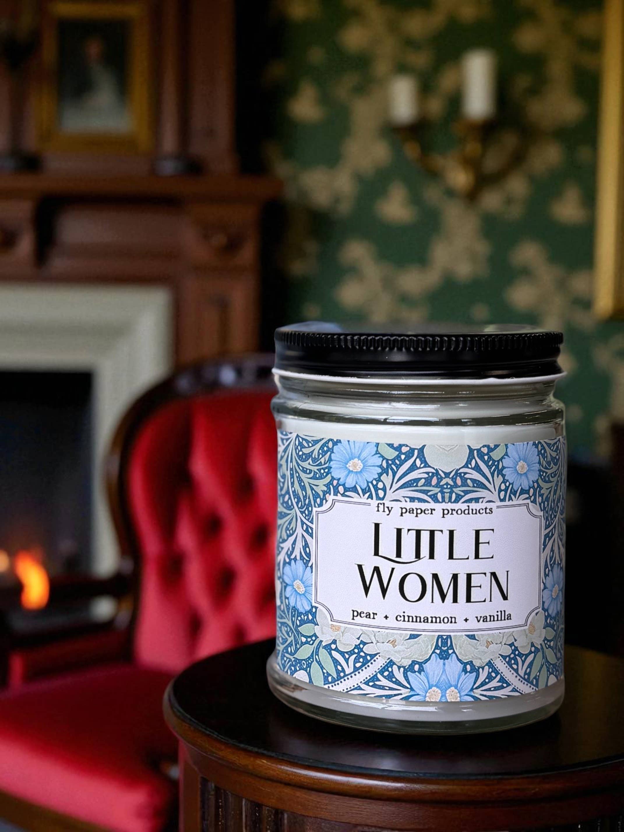 Fly Paper Products - Vendita all'ingrosso Candela in vasetto - Candela da 9oz Collezione Classica William Morris Piccole Donne1