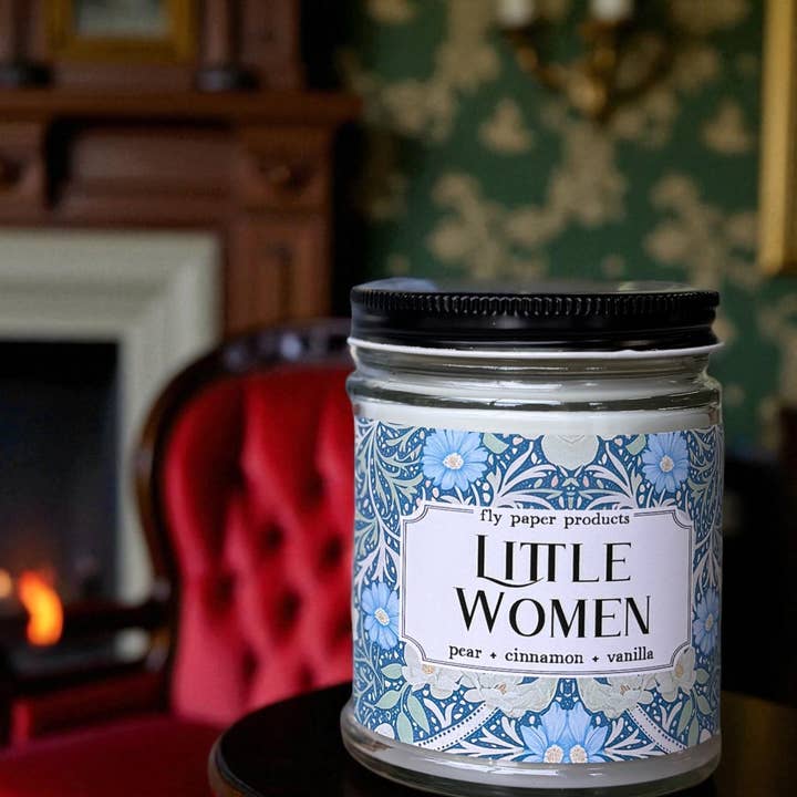 Fly Paper Products - Vendita all'ingrosso Candela in vasetto - Candela da 9oz Collezione Classica William Morris Piccole Donne1