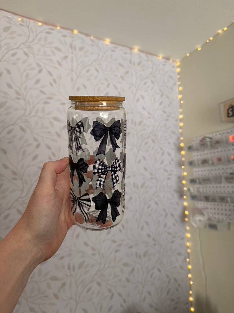 SKS Design Studio – Großhandel Trinkglas/Tasse – Schwarze Karo-Kokette | UVDTF | 20 oz Libbey-Dosenglas mit Bambusdeckel & Strohhalm2