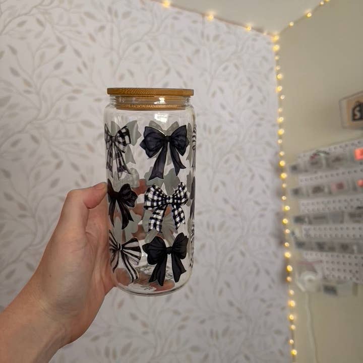 SKS Design Studio - Venta al por mayor Vaso/copa - Coqueta de Cuadros Negros | UVDTF | Vaso de Lata Libbey de 20 oz con Tapa de Bambú y Pajita2