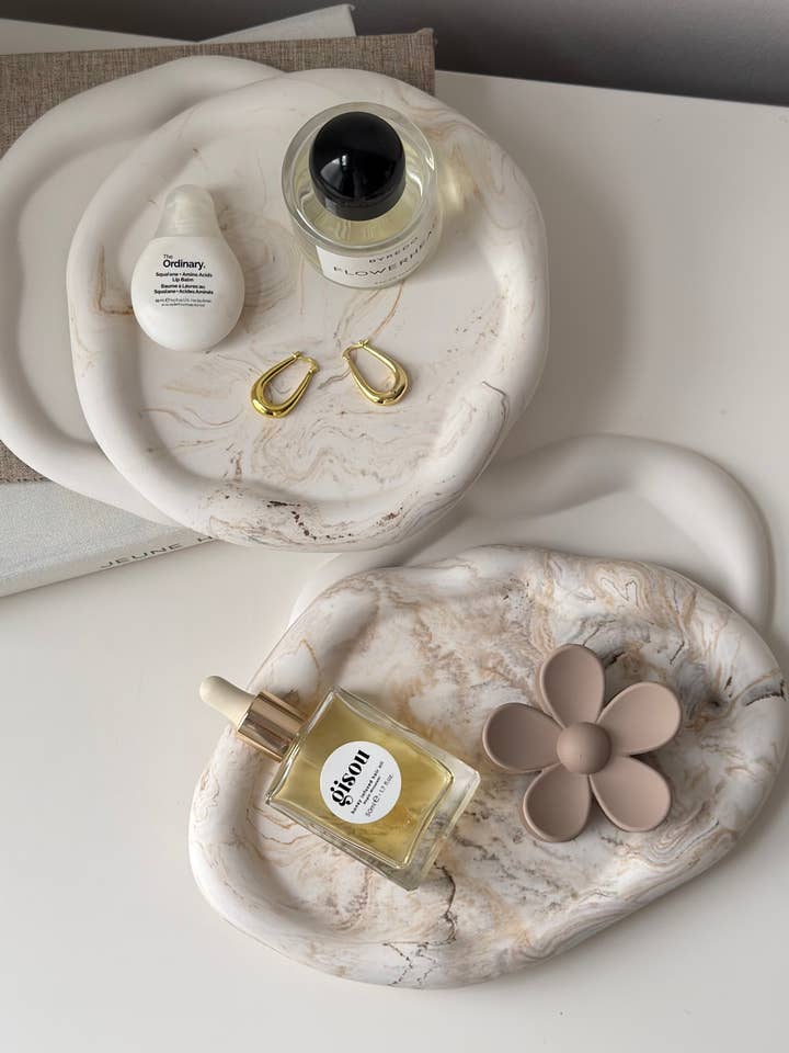 Plat à bibelots en forme organique | Plateaux Nuage Asymétriques pour la vente par Jeune Home