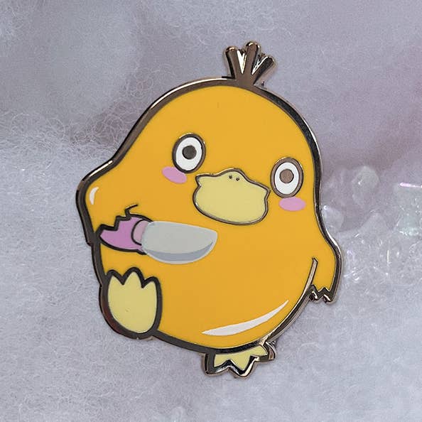 DUCKY MIT MESSER EMAILLE-PIN für den Großhandel von Usagi x Usagi, LLC