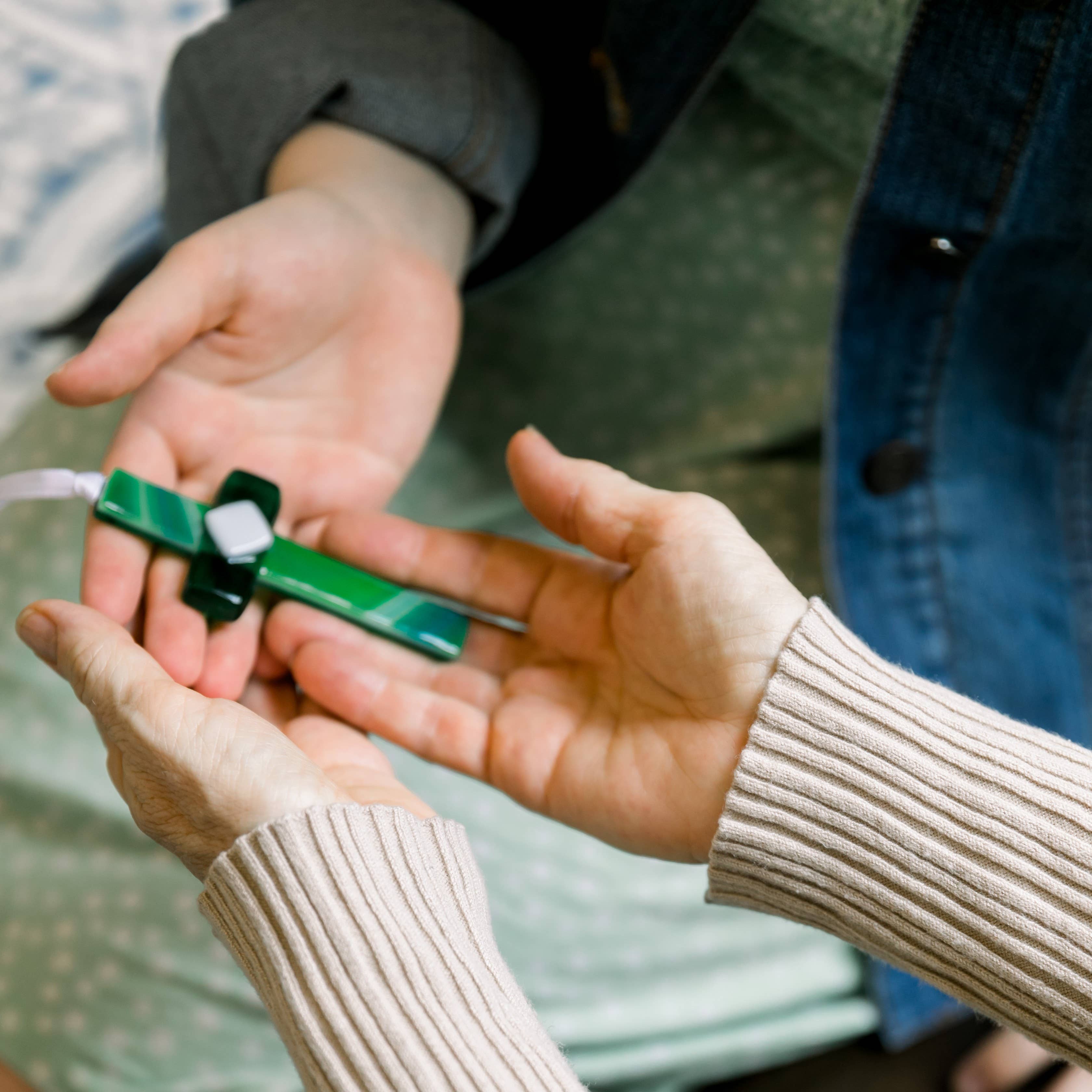 The Grandparent Gift Co. Inc. - Wholesale Decorative Tabletop Object - Irish Grandma Gift Blessing Card & USA  Glass Cross 44981