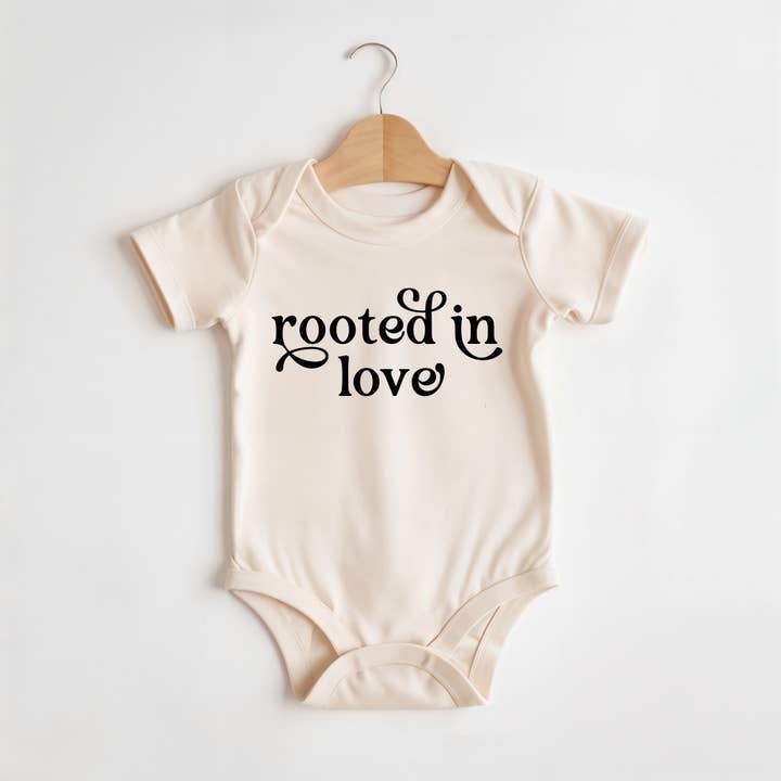 Enraciné dans l'amour | Body ou T-shirt bébé 100 % coton pour la vente par Wildflowers + Cotton