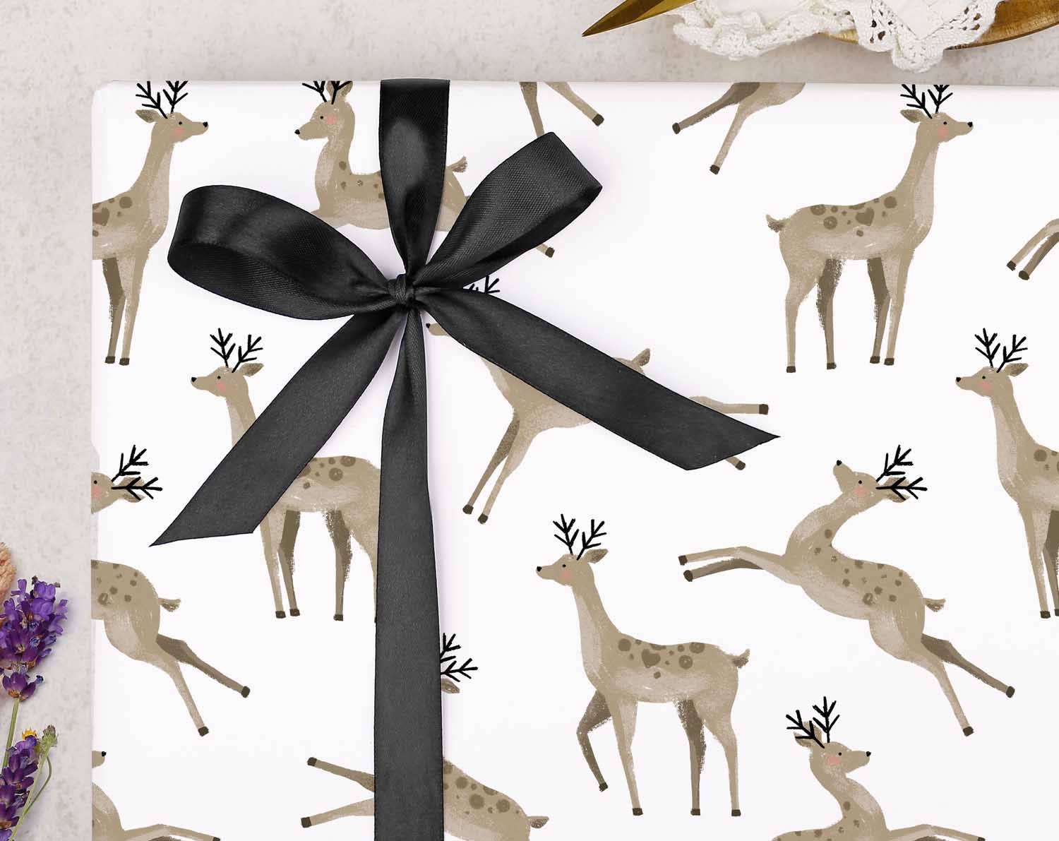 Making Meadows Ltd - Venta al por mayor Sobre de papel de regalo - Papel de regalo navideño con diseño de reno blanco | Envoltorio de regalo1