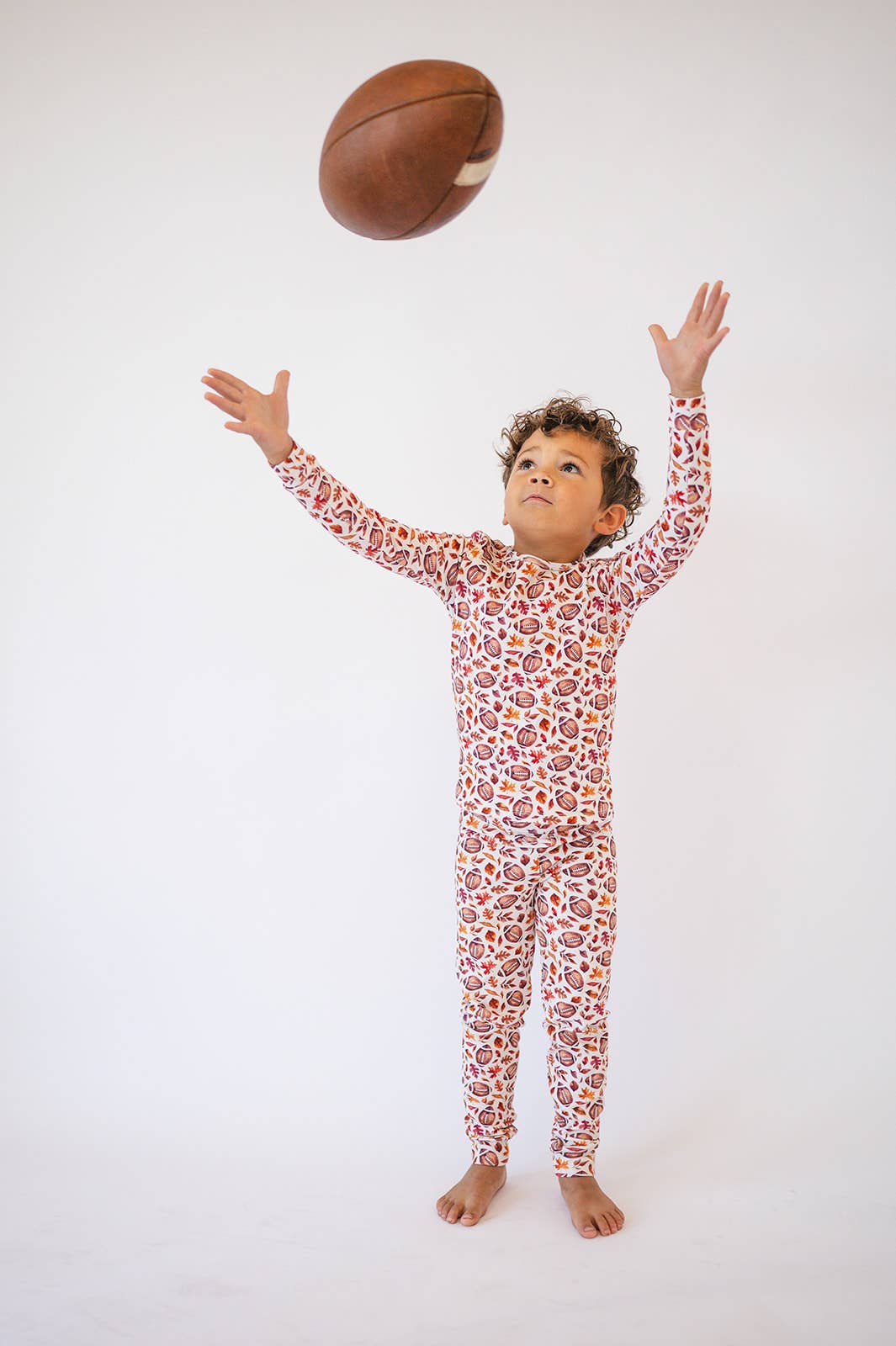 Gaia Baby Goods - Vente Haut et bas de pyjama – enfant - Pyjama en coton biologique pour bébés et tout-petits à imprimé football d'automne1