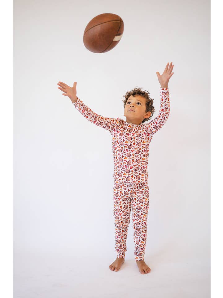 Gaia Baby Goods - Vente Haut et bas de pyjama – enfant - Pyjama en coton biologique pour bébés et tout-petits à imprimé football d'automne1