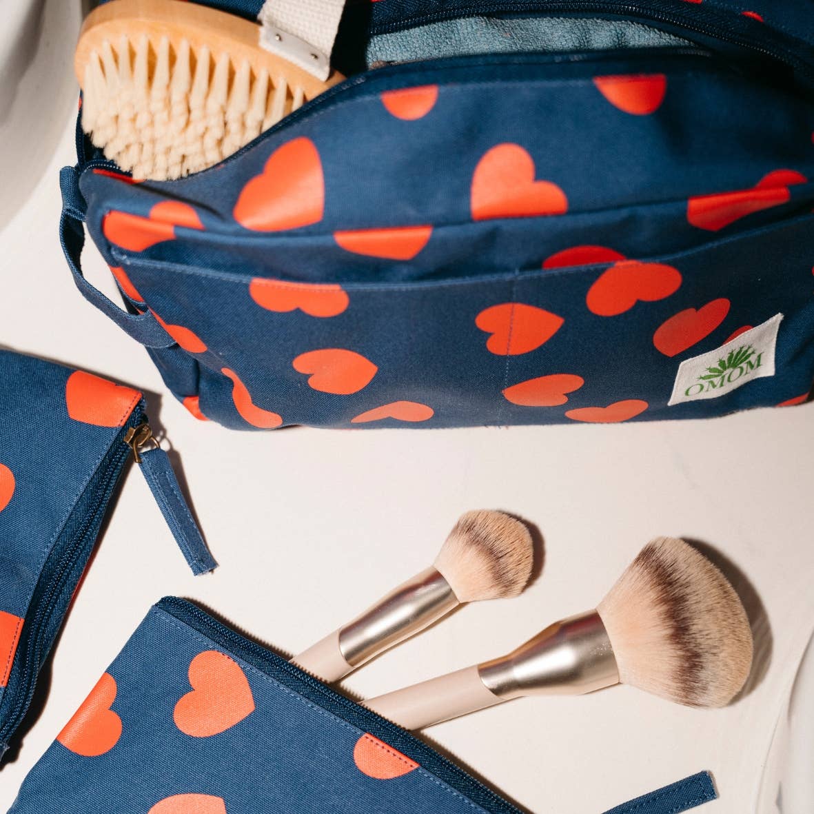 OMOM - Venta al por mayor Neceser - Mujer - Neceser espacioso azul con estampado de corazones rojos1