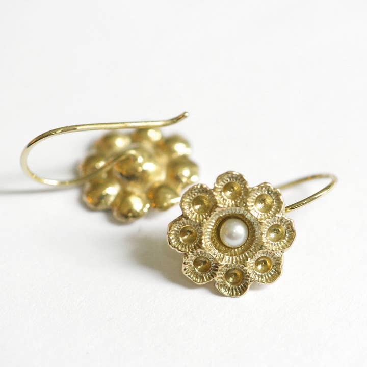 Boucles d’oreilles bouton Zeeland dorées avec perles blanches pour la vente par Hester Zagt Sieraden