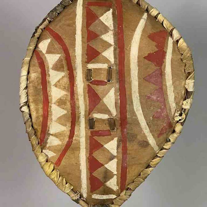 The Niger Bend - Venta al por mayor Artículo decorativo de mesa - El escudo masái está en peligro, en el stand - Kenia