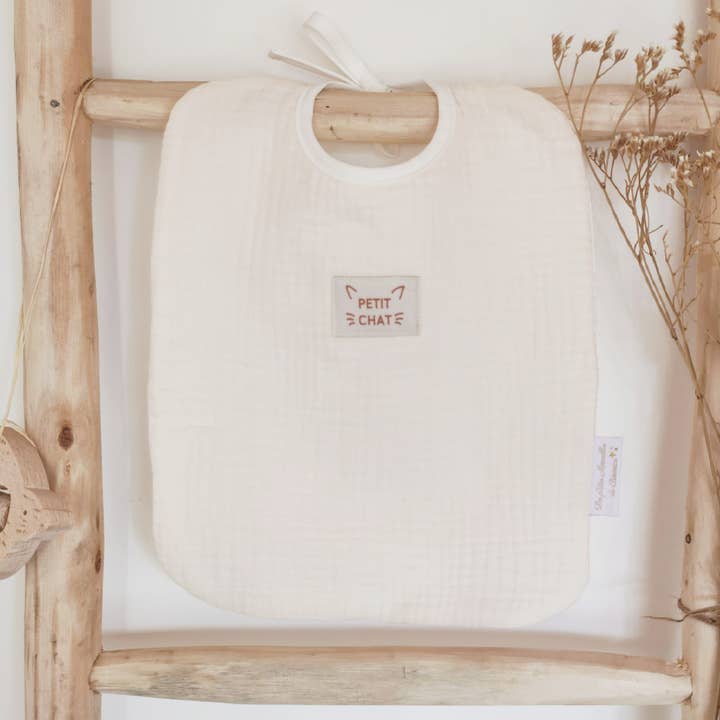 Stor babysmæk „Lille kat“ i dobbelt ecru bomuldsgasbind og økologisk bomuldshonningkage for engroshandel hos Les p'tites Merveilles de Bérénice