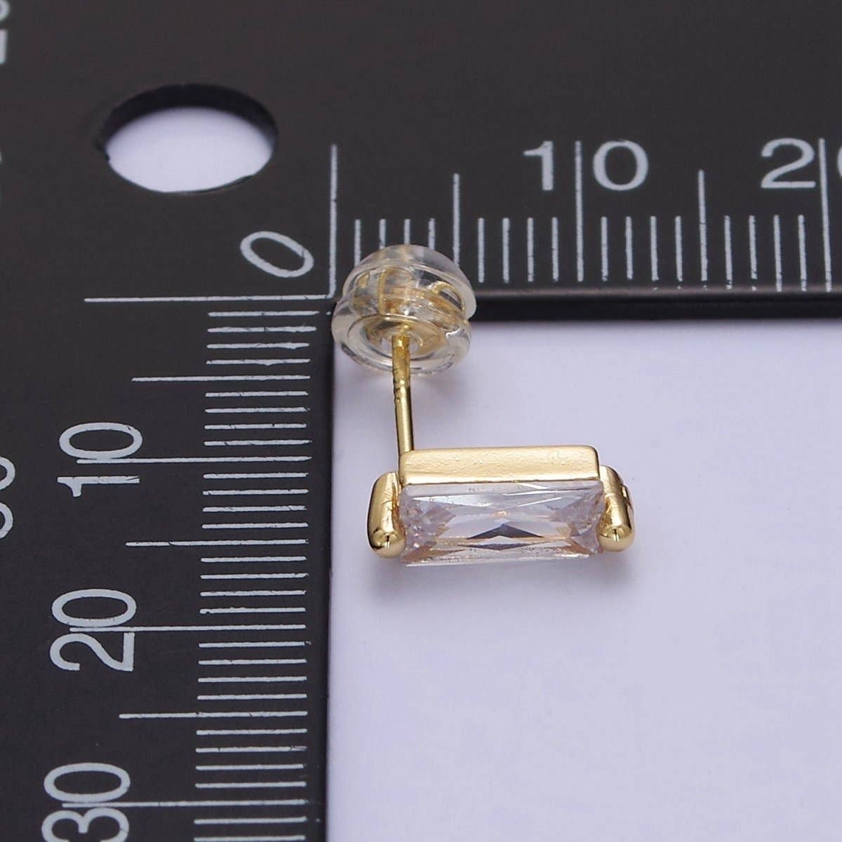 Aim Eternal - Vendita all'ingrosso Orecchini a bottone - Piccoli orecchini a bottone a forma di baguette riempiti in oro | orecchini a secondo foro | piccole borchie rettangolari | borchie a forma di baguette V-1233