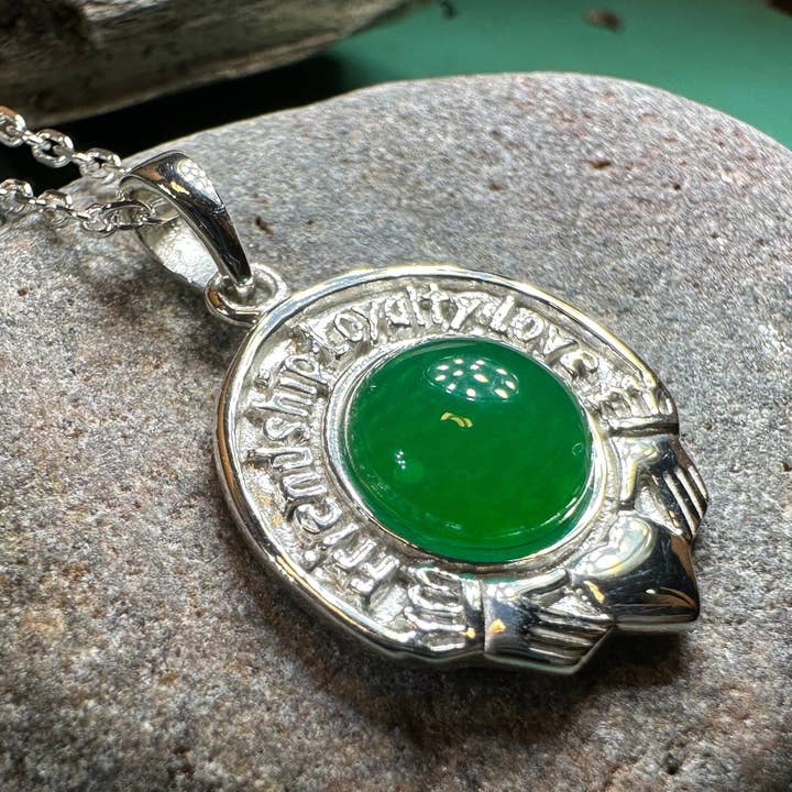 Venskab, loyalitet og kærlighed Claddagh vedhæng for engroshandel hos Celtic Crystal Designs Jewelry & Gifts