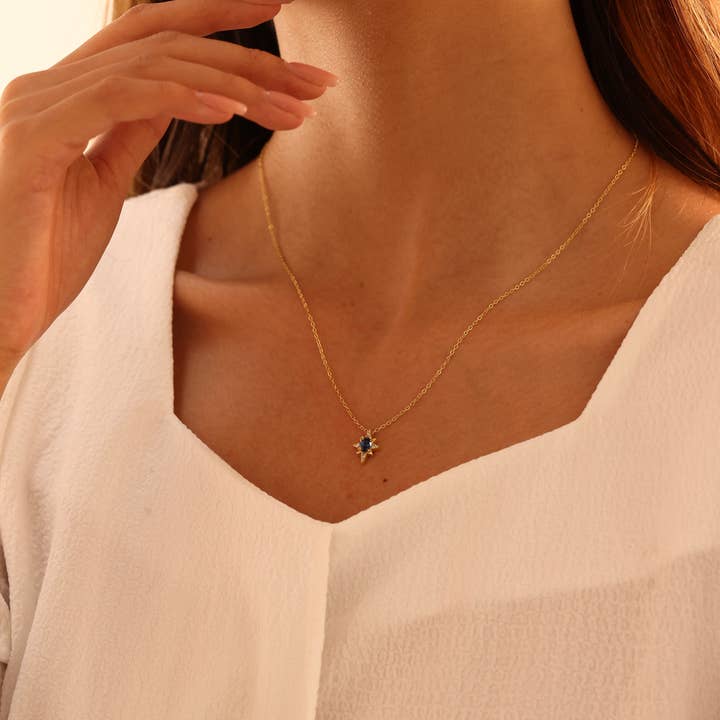 Collier étoile avec pierre de naissance en saphir - Pierre de naissance de septembre pour la vente par Camellia Jewelry