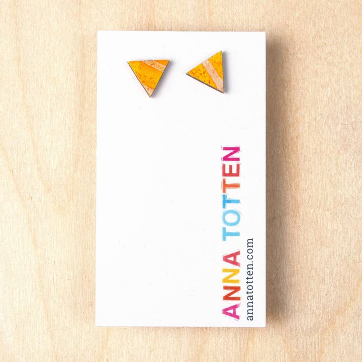Boucles d'oreilles triangulaires à micro-tige pour la vente par Anna Totten
