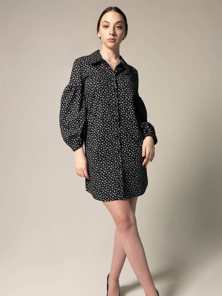 Robe-chemise italienne en coton à manches surdimensionnées en noir floral pour la vente par Le Réussi®