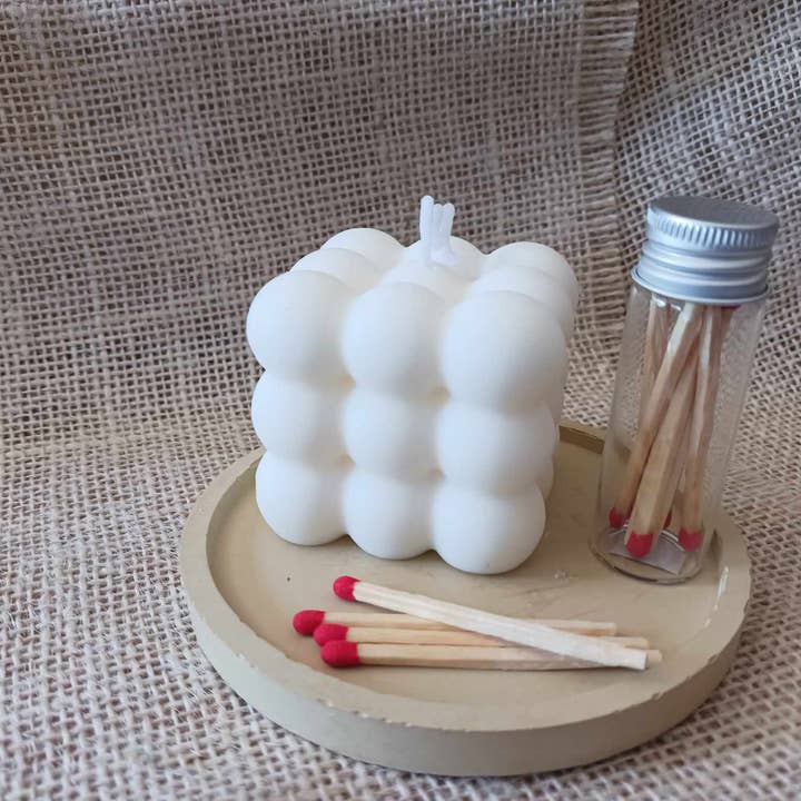 Bougie « Da' Bubble » en cire de soja dans un bac en ciment avec allumettes. pour la vente par Casa de Iris Crafts