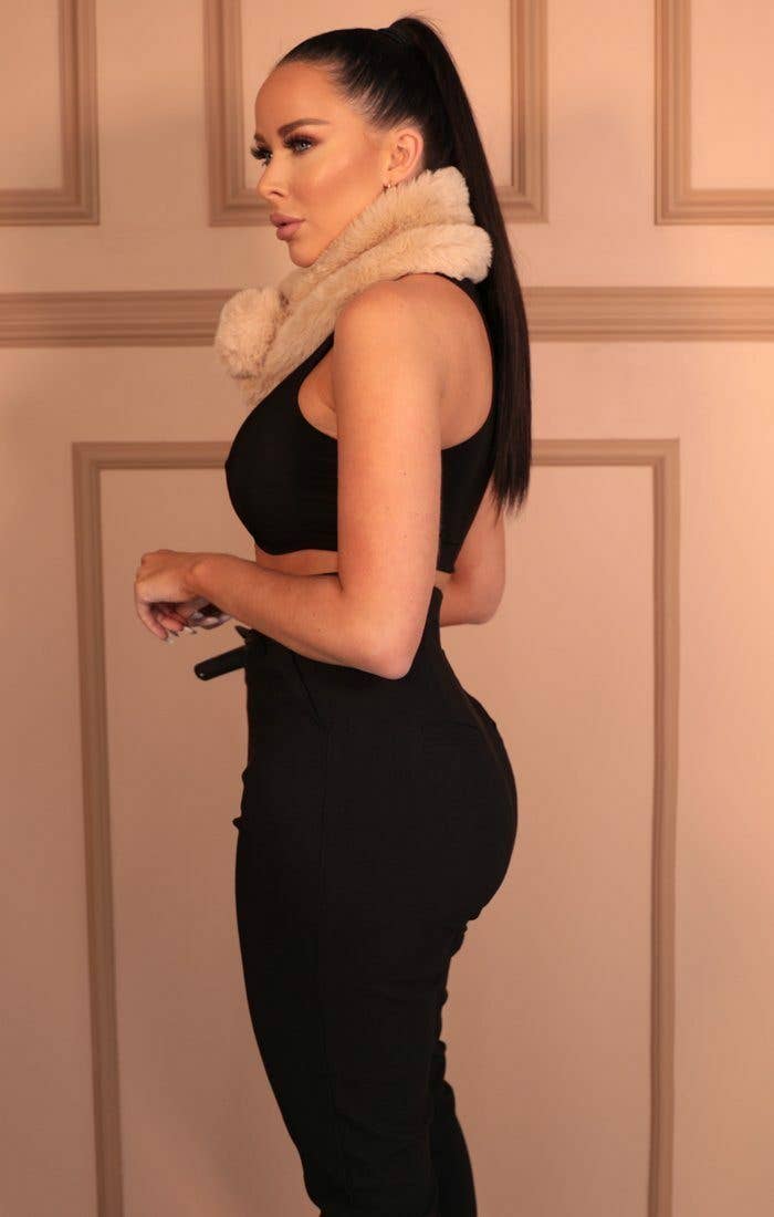 Femme Luxe – wholesale Halsduk - Dam – Kamel Fluffy Pom Pom Halsduk - Philippa2