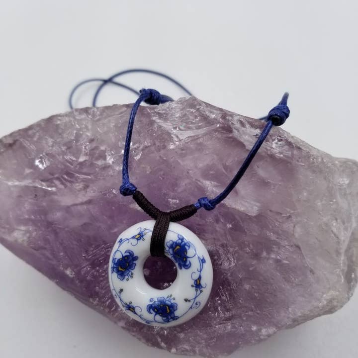 Colar com Pendente de Borboleta e Flor em Cerâmica Azul por atacado de magnolia jewelry