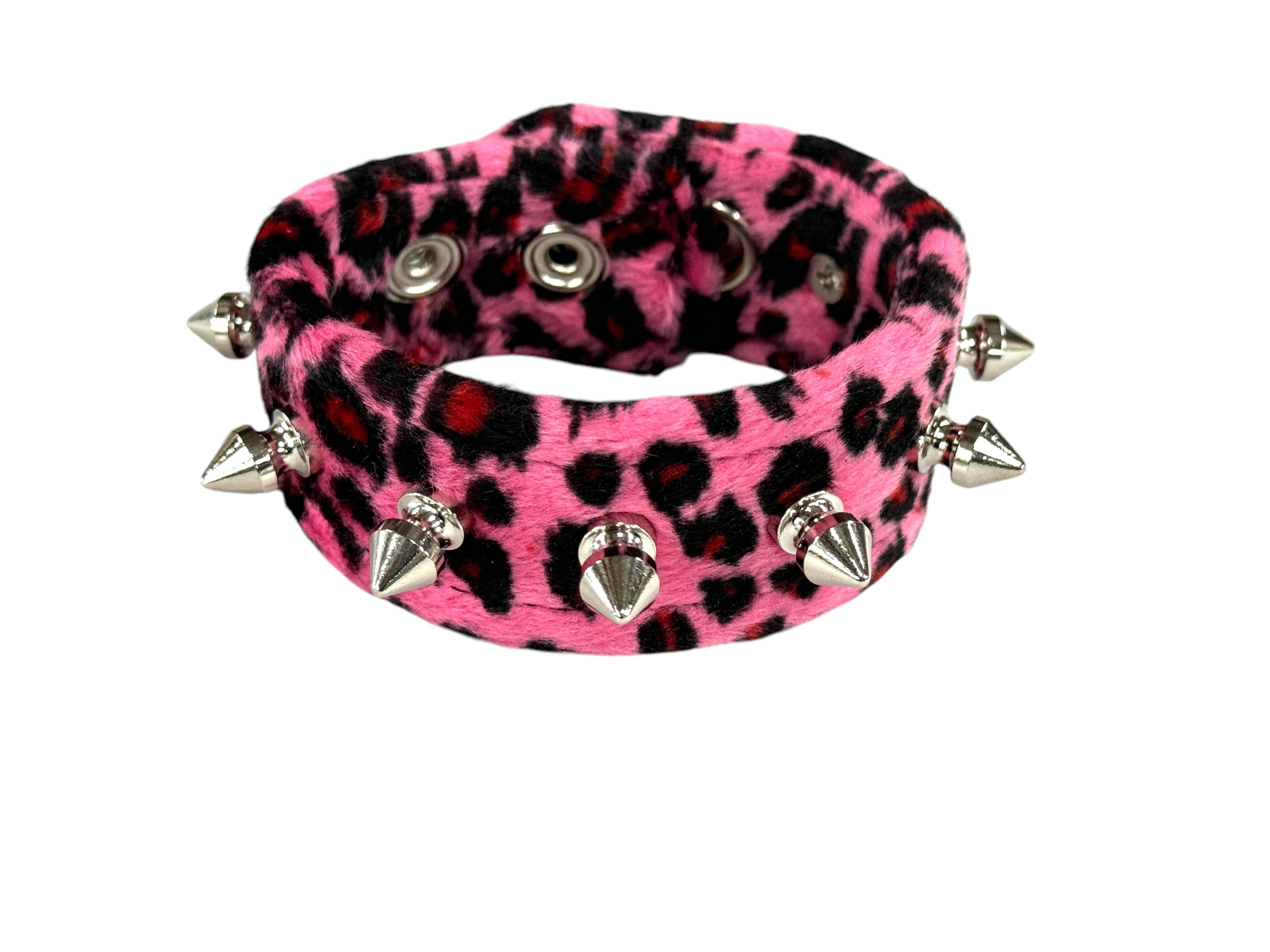 Funk Plus - Vente Bracelet jonc - Bracelet manchette léopard à pointes, 1 rangée, largeur 2,5 cm6