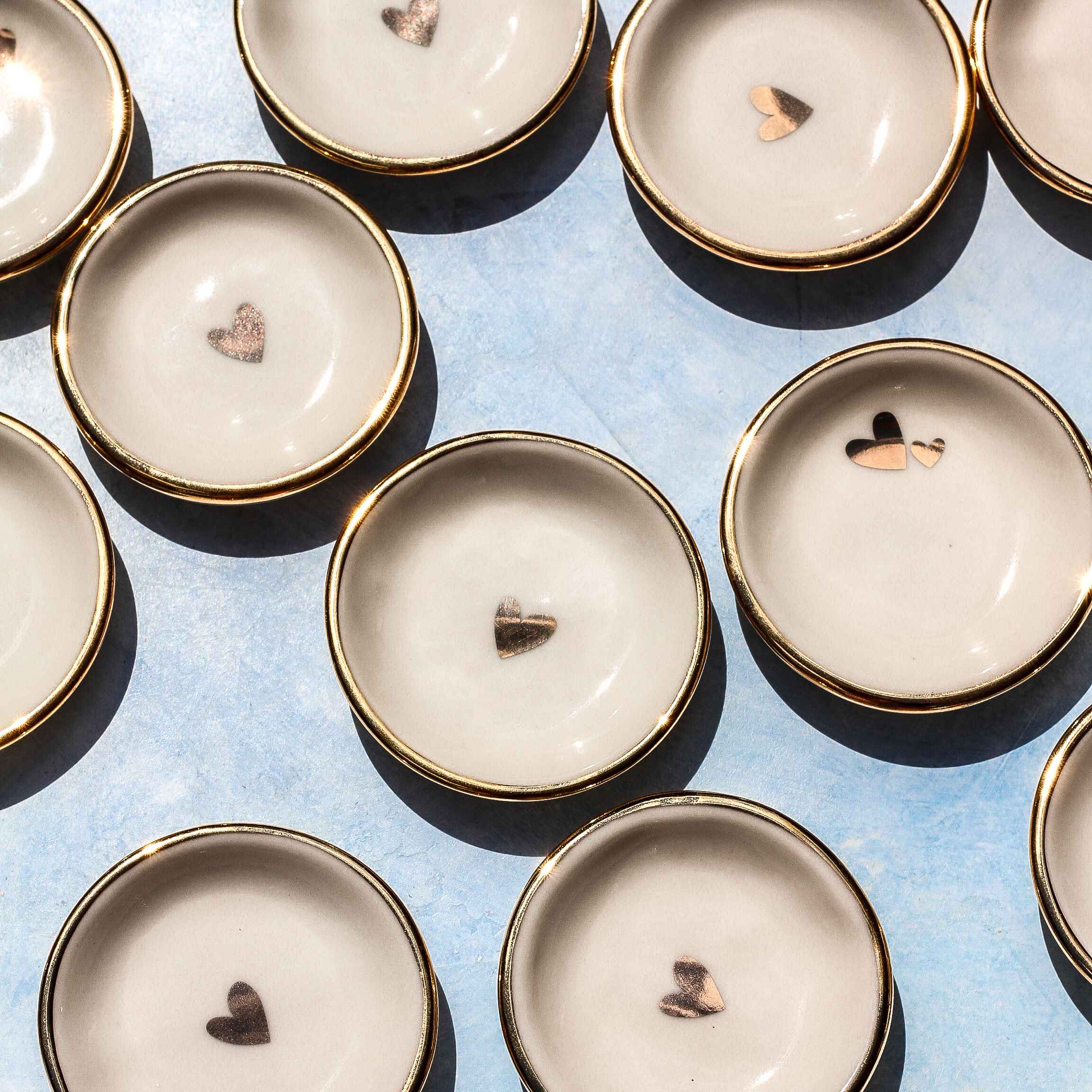 Apricity Ceramics - Venta al por mayor Joyero de plato - Plato circular con forma de corazón doble | Cerámica hecha a mano con oro2