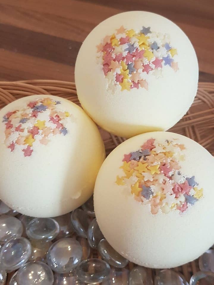 Large Vanilla Stars Bath Bomb for wholesale by Enchanting Bath Bombs