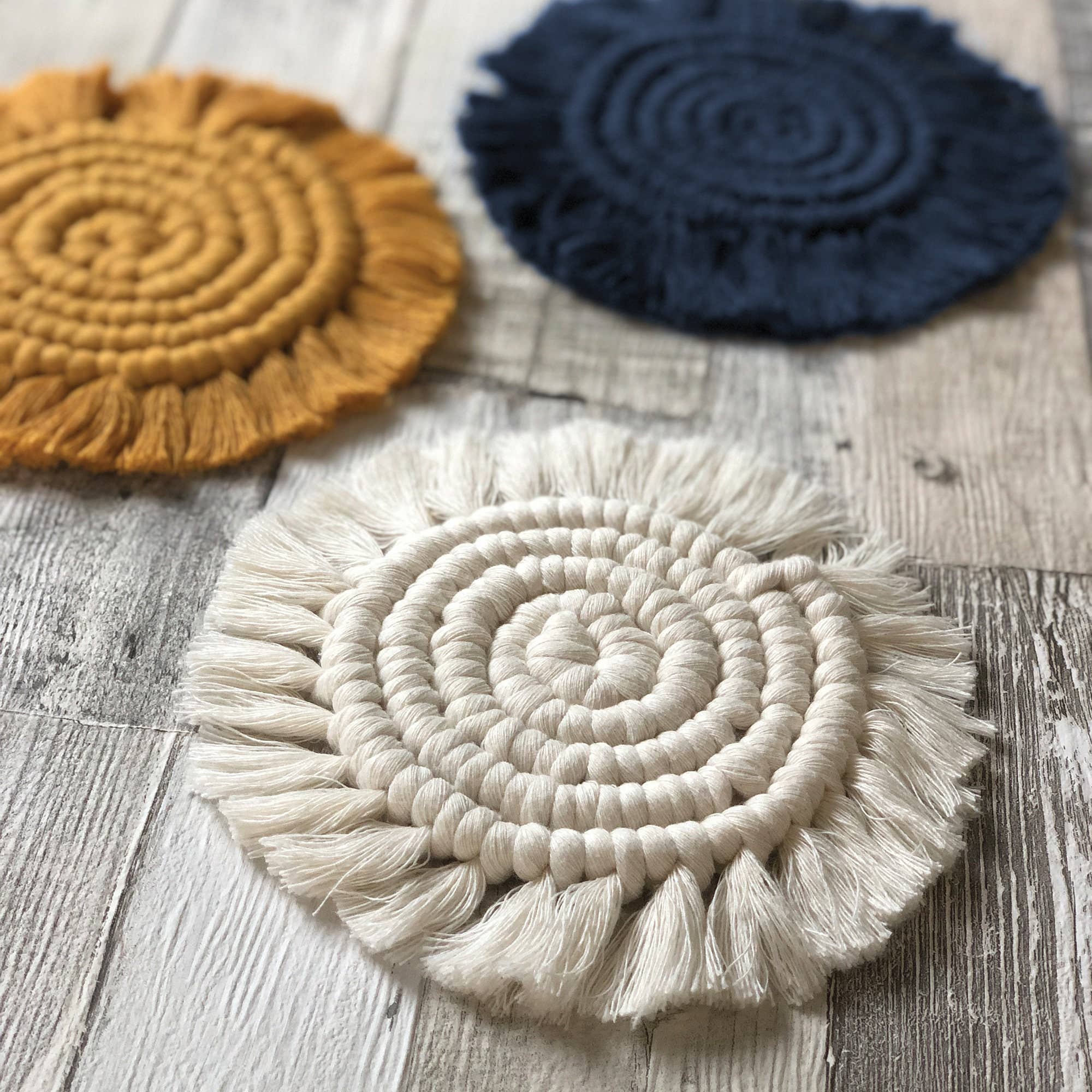 Bergin & Bath – Großhandel Bastelset – Makramee-Set Untersetzer – Gelb, Marineblau und Weiß3