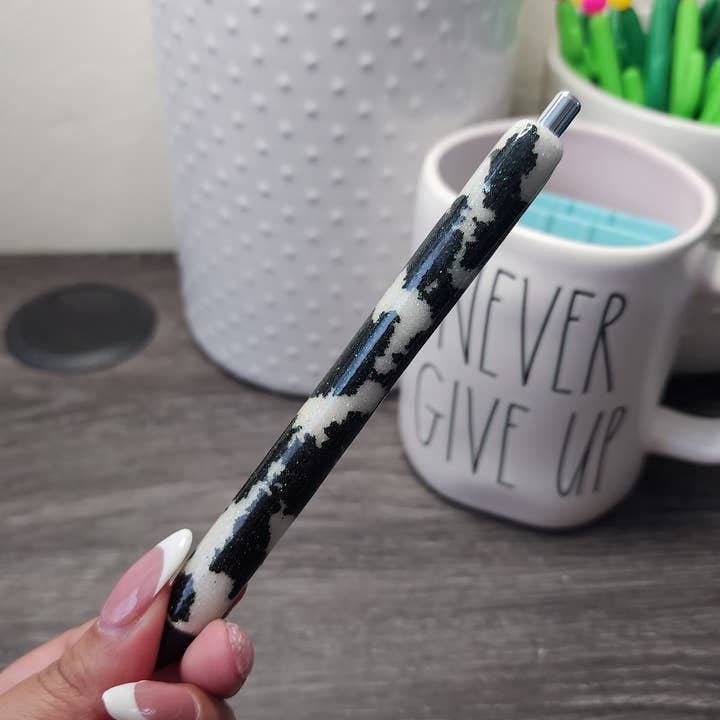 Bolígrafo de resina con estampado de vaca negra para venta al por mayor de Daisy Grove Studio