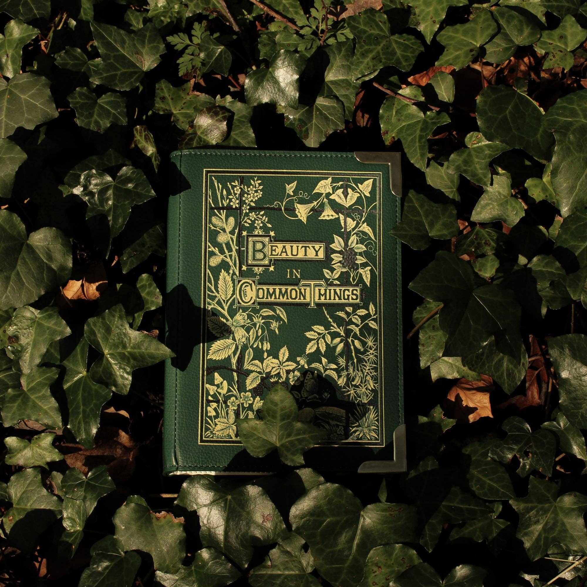 Well Read Company – Großhandel Umhängetasche - Damen – Beauty in Common Things Umhängetasche aus veganem Leder5