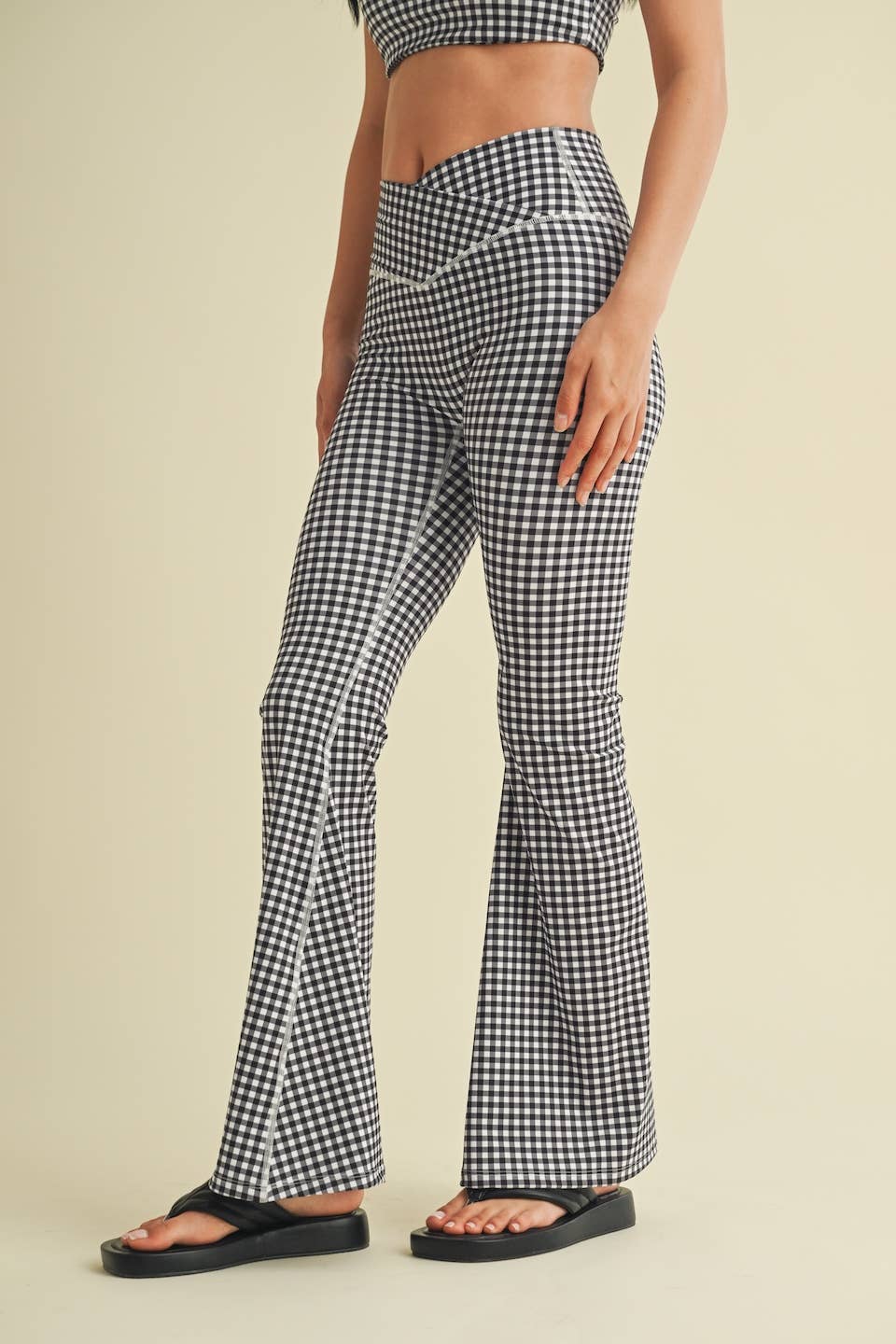 KIMBERLY C – Engroshandel Sports-/loungeleggings – til kvinder – Gingham Print Højtaljede Crossover Flare Leggings12