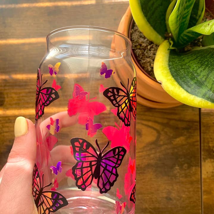 MarieDesignCo - Venta al por mayor Vaso/copa - Vaso de vidrio holográfico mariposa rosa, pinta de 16 oz, lata de vidrio4