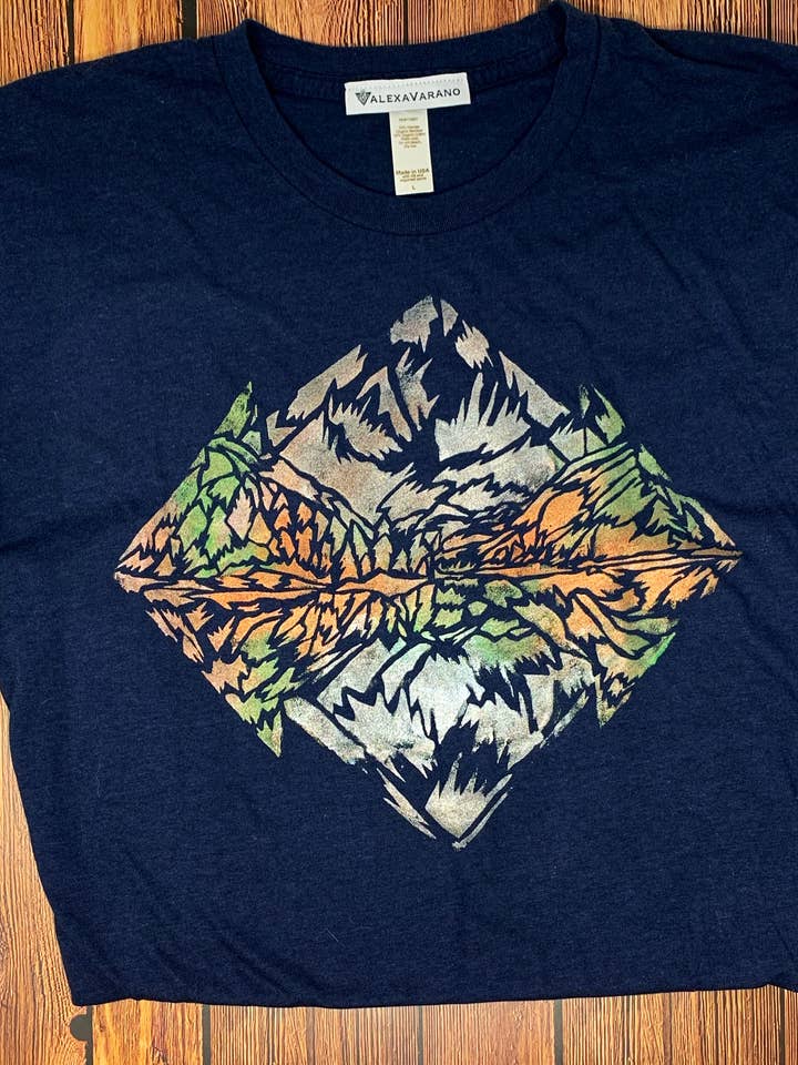 Maglietta in bambù dipinta a mano. per la vendita all'ingrosso da parte di Third Wolf Designs